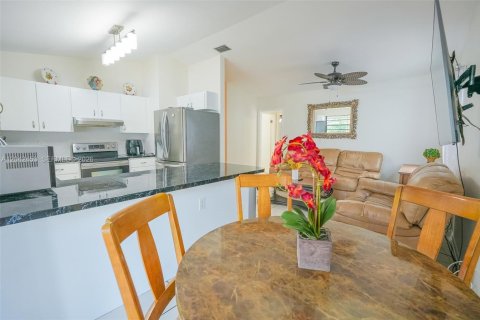 House in Miami, Florida 3 bedrooms, 152.82 sq.m. № 2184195 - photo 6
