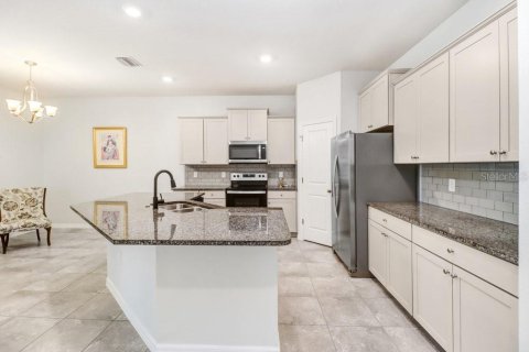 House in San Antonio, Florida 3 bedrooms, 147.44 sq.m. № 2238589 - photo 8