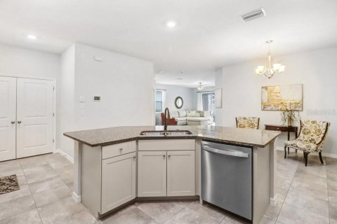 House in San Antonio, Florida 3 bedrooms, 147.44 sq.m. № 2238589 - photo 9