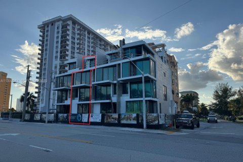 Townhouse in Pompano Beach, Florida 4 bedrooms, 336.68 sq.m. № 1991606 - photo 3