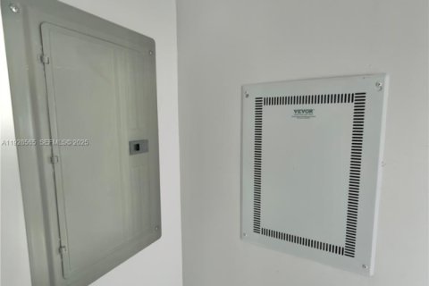 Condo in Miami, Florida, 3 bedrooms  № 1989569 - photo 10