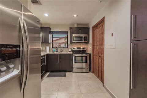 Casa en venta en Miami, Florida, 3 dormitorios, 185.99 m2 № 2002068 - foto 14