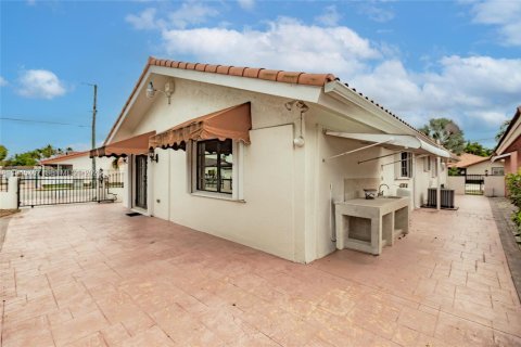 Casa en venta en Miami, Florida, 3 dormitorios, 185.99 m2 № 2002068 - foto 23