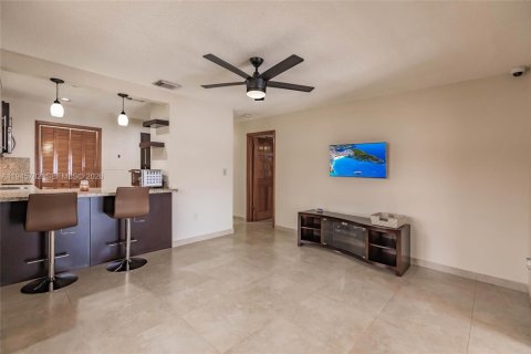 Casa en venta en Miami, Florida, 3 dormitorios, 185.99 m2 № 2002068 - foto 15