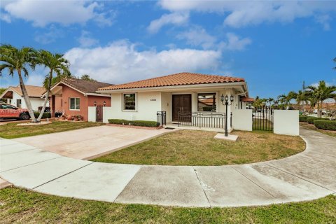 Casa en venta en Miami, Florida, 3 dormitorios, 185.99 m2 № 2002068 - foto 2