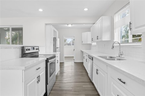 House in Lauderhill, Florida 3 bedrooms, 140.84 sq.m. № 2048870 - photo 16