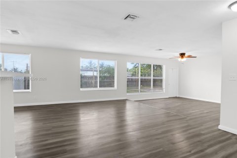 House in Lauderhill, Florida 3 bedrooms, 140.84 sq.m. № 2048870 - photo 8