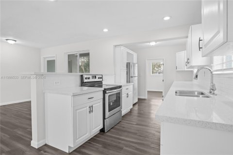 House in Lauderhill, Florida 3 bedrooms, 140.84 sq.m. № 2048870 - photo 15