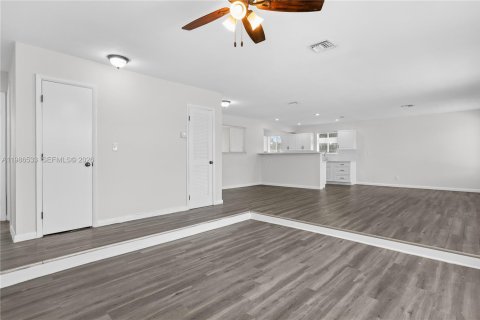 House in Lauderhill, Florida 3 bedrooms, 140.84 sq.m. № 2048870 - photo 27