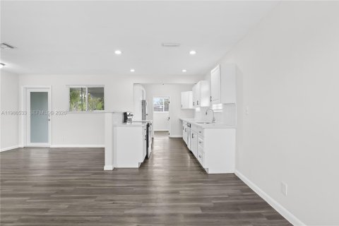 House in Lauderhill, Florida 3 bedrooms, 140.84 sq.m. № 2048870 - photo 13