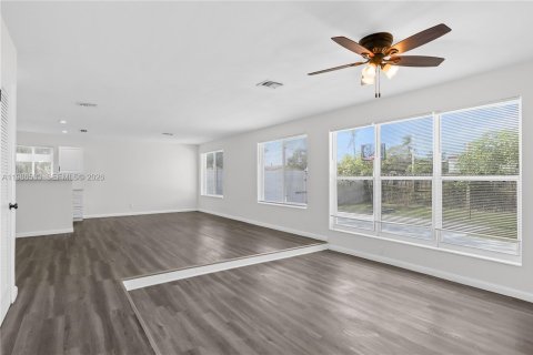 House in Lauderhill, Florida 3 bedrooms, 140.84 sq.m. № 2048870 - photo 28