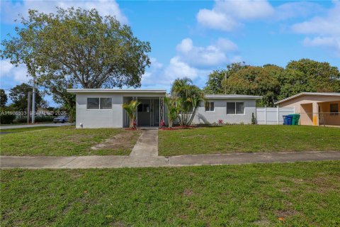 House in Lauderhill, Florida 3 bedrooms, 140.84 sq.m. № 2048870 - photo 2