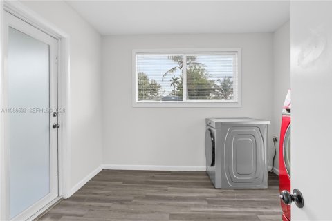 House in Lauderhill, Florida 3 bedrooms, 140.84 sq.m. № 2048870 - photo 20