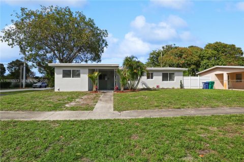 House in Lauderhill, Florida 3 bedrooms, 140.84 sq.m. № 2048870