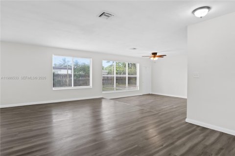 House in Lauderhill, Florida 3 bedrooms, 140.84 sq.m. № 2048870 - photo 9