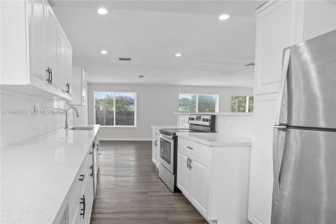 House in Lauderhill, Florida 3 bedrooms, 140.84 sq.m. № 2048870 - photo 19