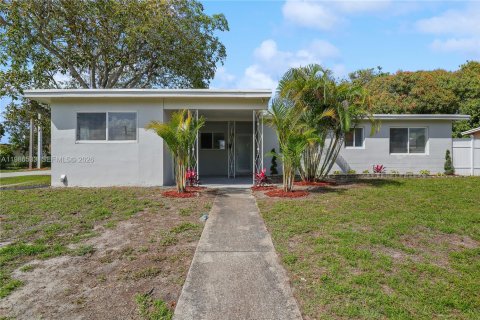 House in Lauderhill, Florida 3 bedrooms, 140.84 sq.m. № 2048870 - photo 3