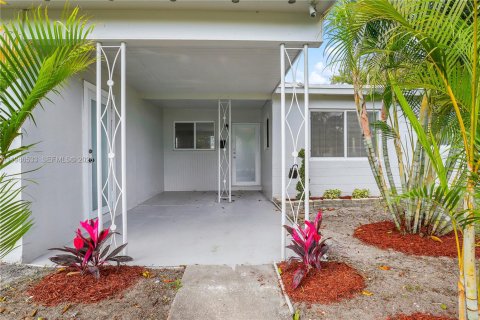 House in Lauderhill, Florida 3 bedrooms, 140.84 sq.m. № 2048870 - photo 6