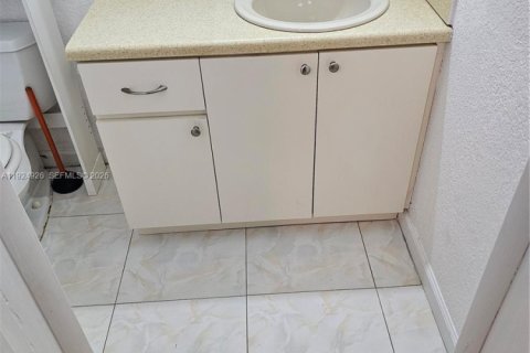 Immobilier commercial à louer à North Miami, Floride: 1 chambre, 128.48 m2 № 1983636 - photo 13
