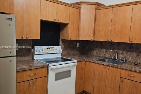 Immobilier commercial à louer à North Miami, Floride: 1 chambre, 128.48 m2 № 1983636 - photo 4