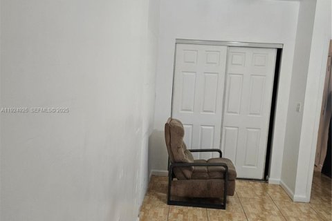 Immobilier commercial à louer à North Miami, Floride: 1 chambre, 128.48 m2 № 1983636 - photo 9