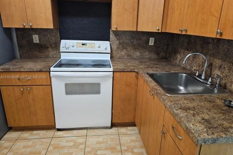 Immobilier commercial à louer à North Miami, Floride: 1 chambre, 128.48 m2 № 1983636 - photo 3