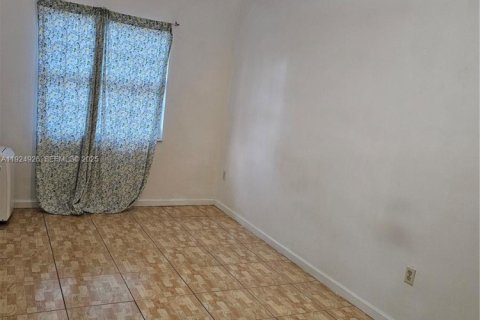 Immobilier commercial à louer à North Miami, Floride: 1 chambre, 128.48 m2 № 1983636 - photo 8
