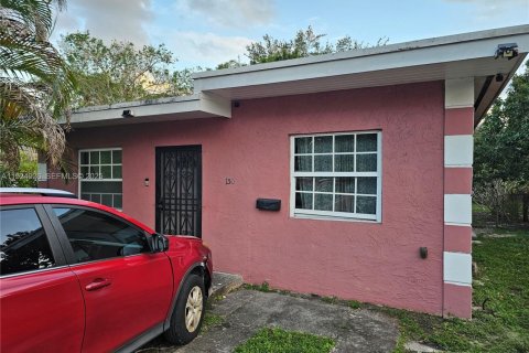Immobilier commercial à North Miami, Floride 1 chambre, 128.48 m2 № 1983636