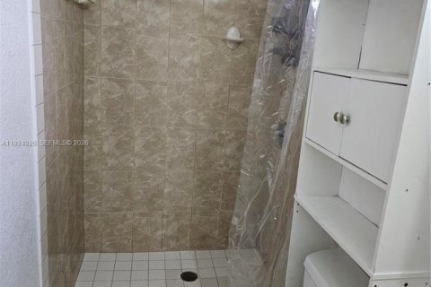 Immobilier commercial à louer à North Miami, Floride: 1 chambre, 128.48 m2 № 1983636 - photo 12