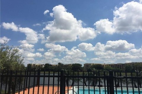 Condominio en Miami, Florida, 2 dormitorios  № 2032073