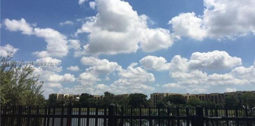 Condominio en Miami, Florida, 2 dormitorios  № 2032073