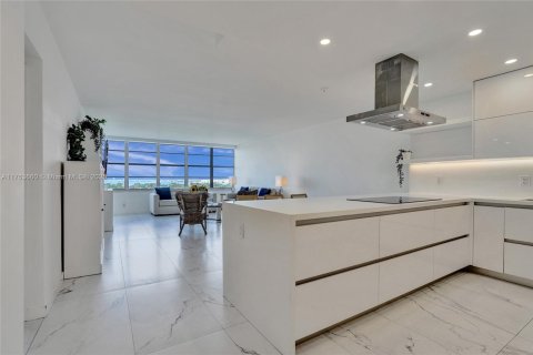 Condominio en venta en Miami Beach, Florida, 2 dormitorios, 122.63 m2 № 1867260 - foto 17