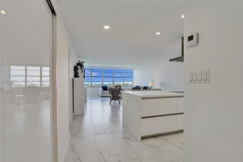 Condominio en venta en Miami Beach, Florida, 2 dormitorios, 122.63 m2 № 1867260 - foto 16
