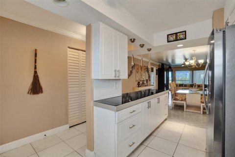 Condo in Lauderhill, Florida, 2 bedrooms  № 2182831 - photo 6