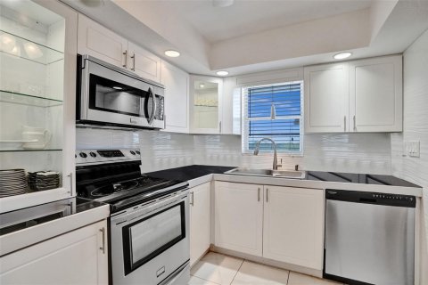 Condo in Lauderhill, Florida, 2 bedrooms  № 2182831 - photo 11