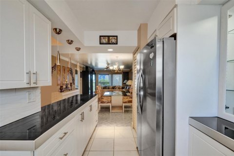 Condo in Lauderhill, Florida, 2 bedrooms  № 2182831 - photo 5