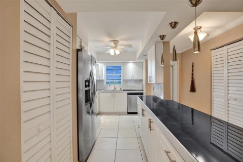 Condo in Lauderhill, Florida, 2 bedrooms  № 2182831 - photo 8