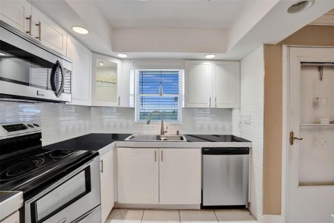 Condo in Lauderhill, Florida, 2 bedrooms  № 2182831 - photo 10