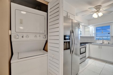 Condo in Lauderhill, Florida, 2 bedrooms  № 2182831 - photo 12