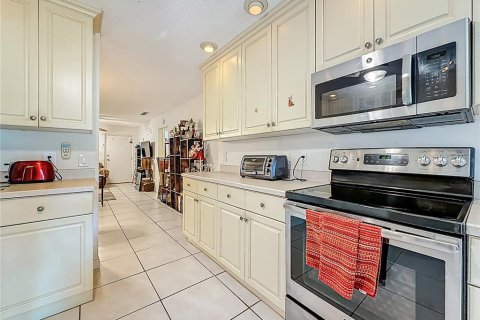 Condo in Saint Petersburg, Florida, 2 bedrooms  № 2218442 - photo 15