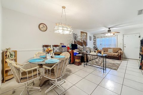 Condo in Saint Petersburg, Florida, 2 bedrooms  № 2218442 - photo 10
