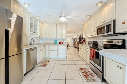 Condo in Saint Petersburg, Florida, 2 bedrooms  № 2218442 - photo 4