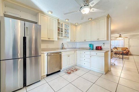 Condo in Saint Petersburg, Florida, 2 bedrooms  № 2218442 - photo 14