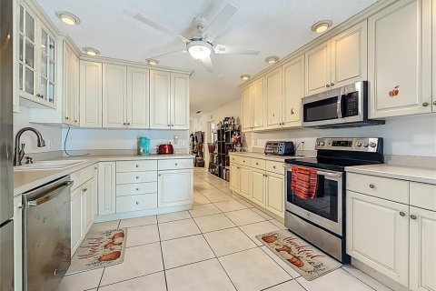 Condo in Saint Petersburg, Florida, 2 bedrooms  № 2218442 - photo 16