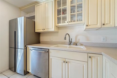 Condo in Saint Petersburg, Florida, 2 bedrooms  № 2218442 - photo 13