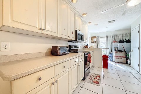 Condo in Saint Petersburg, Florida, 2 bedrooms  № 2218442 - photo 11