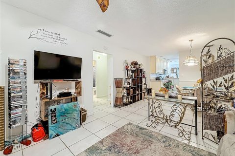 Condo in Saint Petersburg, Florida, 2 bedrooms  № 2218442 - photo 5