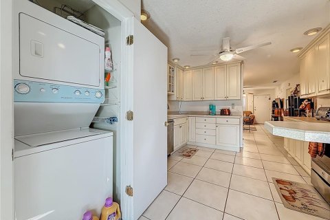 Condo in Saint Petersburg, Florida, 2 bedrooms  № 2218442 - photo 17