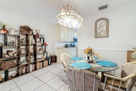 Condo in Saint Petersburg, Florida, 2 bedrooms  № 2218442 - photo 9