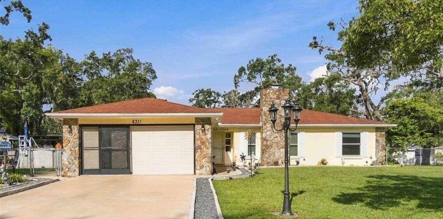 House in Spring Hill, Florida 3 bedrooms, 130.25 sq.m. № 2390956